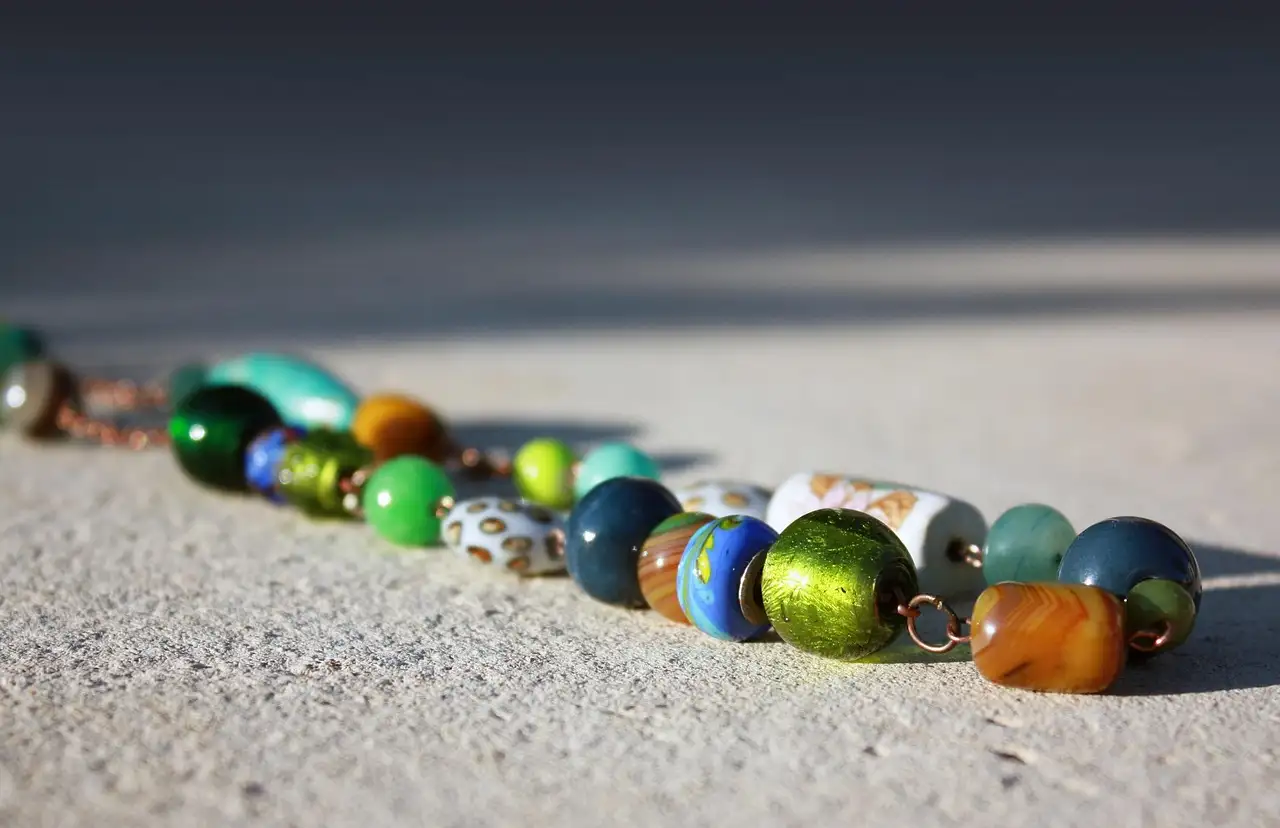 Les bijoux masculins s’affirment : les perles s’invitent au cou des hommes